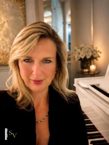 Sonia Vettorato pianista professionista seduta al pianoforte a coda bianco a Varese