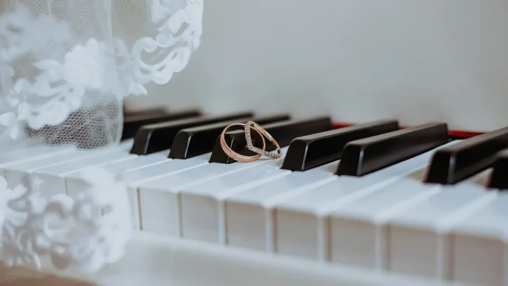 Sonia Vettorato intrattiene al pianoforte un evento con formazione duo o trio tra Varese e Milano