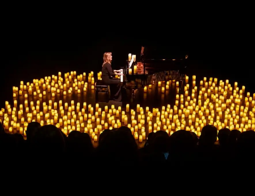 Sonia Vettorato pianista esegue un concerto a lume di candela al pianoforte a Varese e Milano