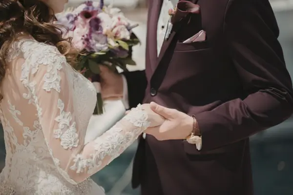 Sonia Vettorato accompagna con il pianoforte una coppia di sposi durante un matrimonio a Varese e Milano