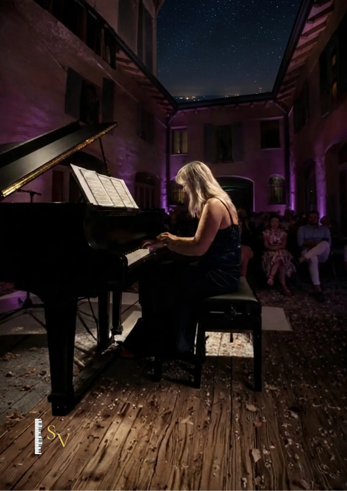 Sonia Vettorato al pianoforte durante un concerto per un evento privato tra Varese e Milano