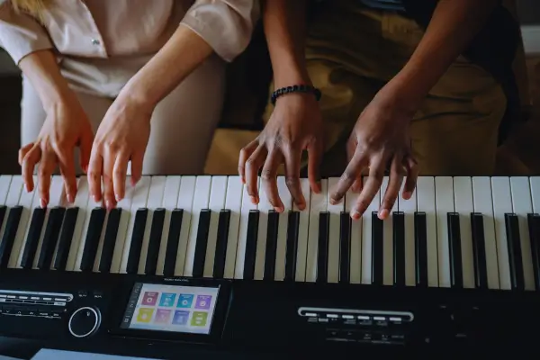 Sonia Vettorato durante una lezione individuale di pianoforte con un allievo a Varese e Milano