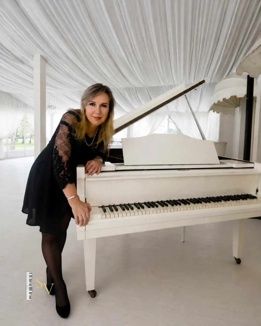 Sonia Vettorato al pianoforte a coda bianco durante un evento privato esclusivo a Varese e Milano